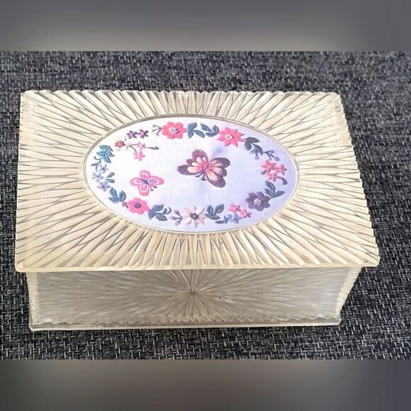 Vintage Lucite Starburst Trinket Box - Picture 2 of 11